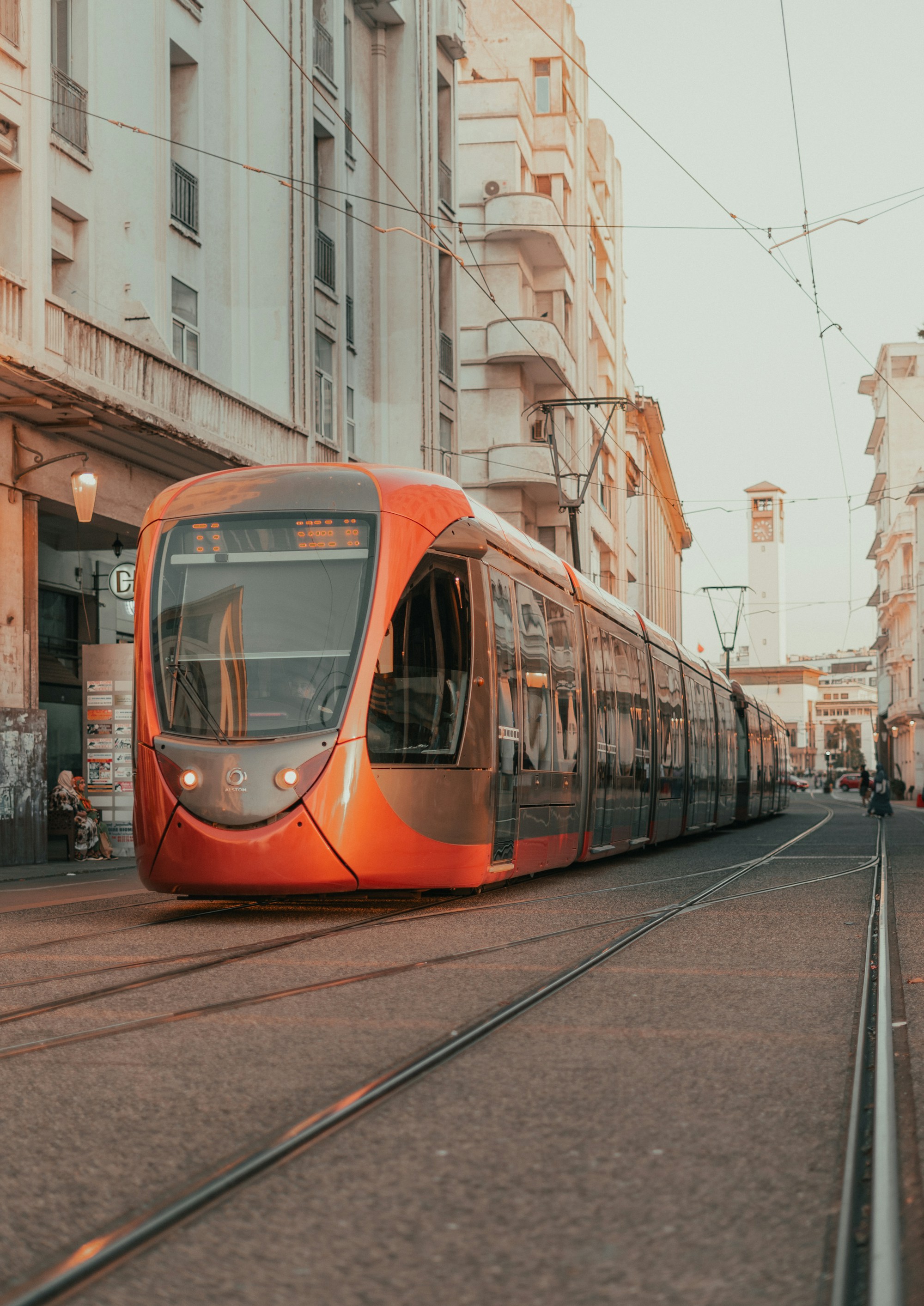 Un tramway orange traverse le centre-ville de Casablanca.